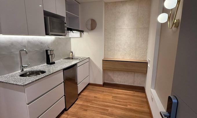 La Gran Via Appartement | Chic Luxury Stay Near Parque 93