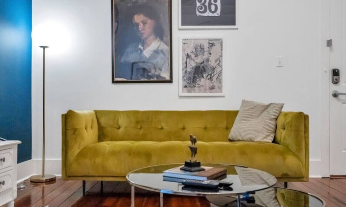 Faubourg Delachaise Appartement | Chic Magazine St. Apt | King Bed, Balcony, Parking