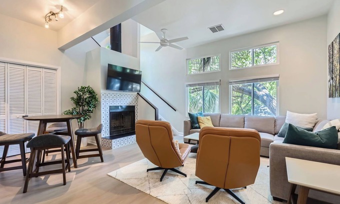 Judge's Hill Copropriété | Chic Mid-Century! Walk to UT and Downtown