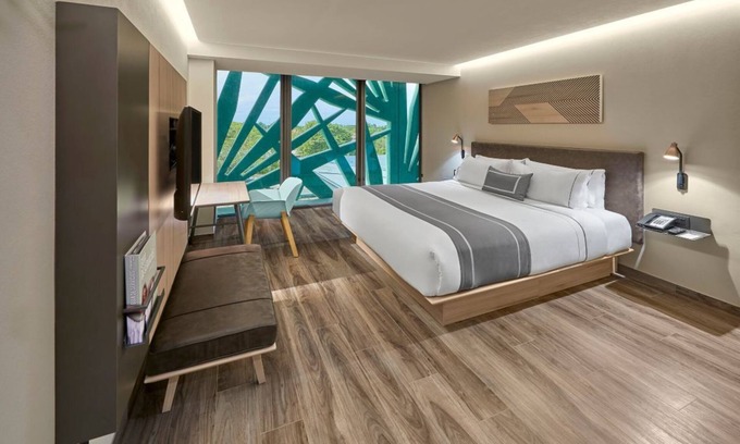 Zona Paseo Montejo Maison | Chic Modern Retreat w/Rooftop Pool Conveniently Located in the City Center