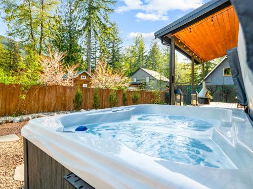 Paradise Estates Maison | Chic Mt Rainier Escape Hot Tub Firepit