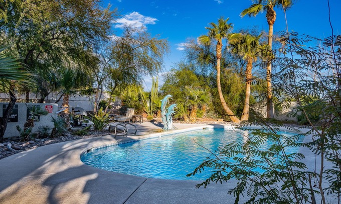 Paradise Villa | Lux Vegas Villa: Oasis au bord de la piscine, WiFi haut débit, Animaux acceptés!