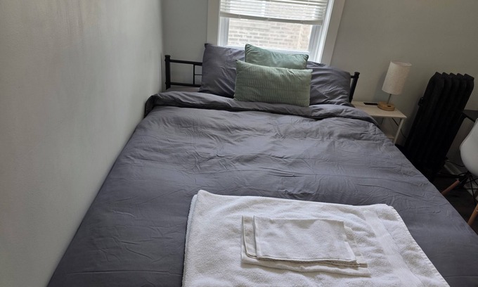 Grand Boulevard Appartement | Chic private bedroom housing close to public transportation to the loop.