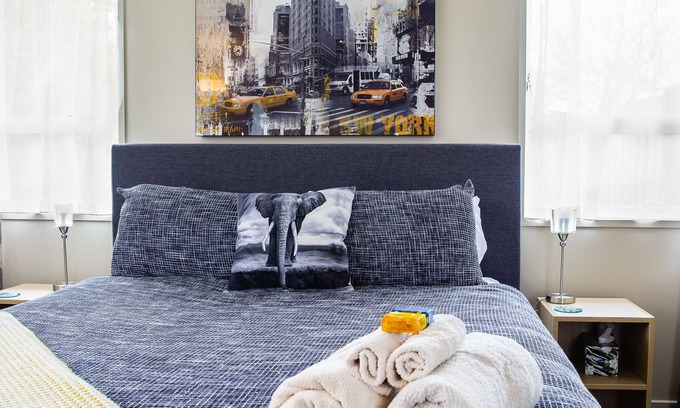Bishopdale Appartement | Chic Private Studio Close to Airport, Bus & Shops - Breakfast included