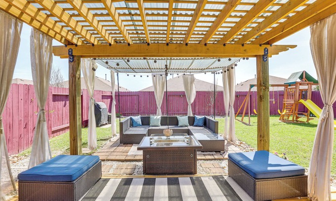 Katy Maison | Chic & Relaxing Katy Escape w/ Community Pool!