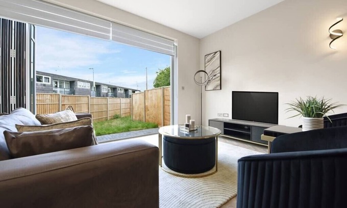 Brixton Hill Maison | Chic Retreat Residences: 3 BD Haven - Sleeps 10