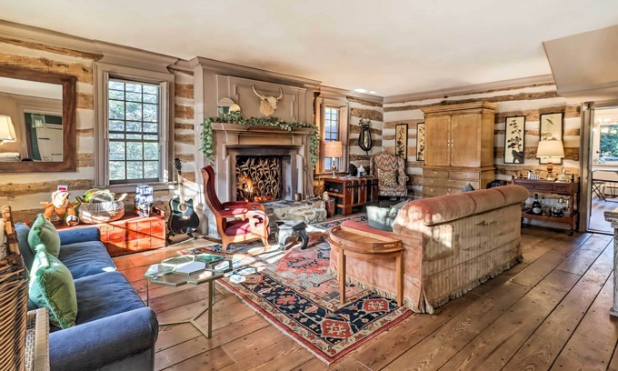 Saylorsburg Cabine | Chic Saylorsburg Escape w/ Hot Tub + Fire Pit