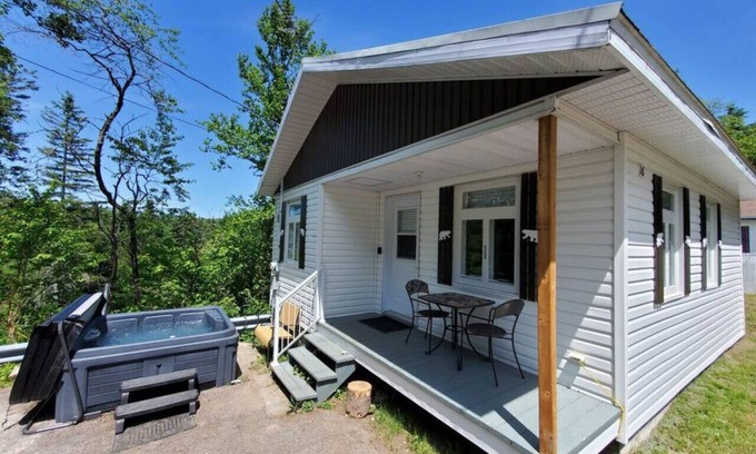 Saint-Tite-des-Caps Chalet De Ski | Chic Shack with spa - near Massif Charlevoix & MSA