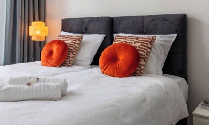 Goirle Appartement | Chic stay with parking, WiFi, and modern amenities near shops and scenic trails. Sleeps four guests.