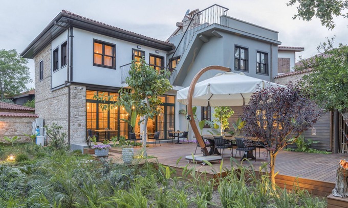 Kaleici Maison | Maison en pierre chic avec jardin luxuriant face à des remparts historiques pittoresques