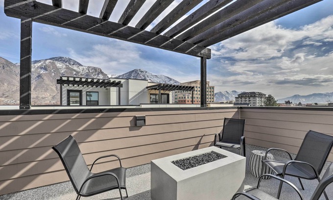 Central Business District Maison | Chic & Sunny Provo Townhome w/ Rooftop Deck!