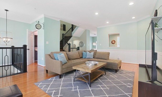 Ellicott City Maison | Chic Townhome - Garage, Chef's Kit - EZ 95 Access