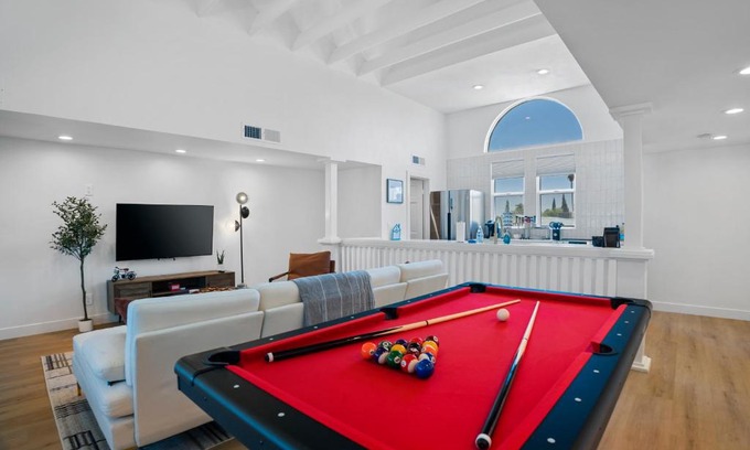 Camelback East Maison | Chic Uptown Phoenix Home - Pool Table & Perfect Location