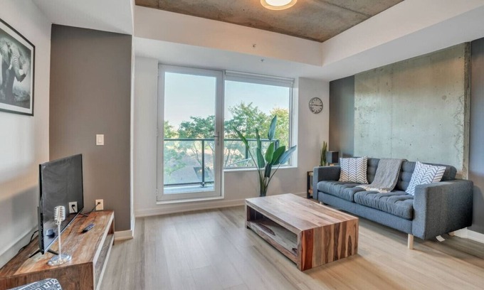 Industrial Park Appartement | Chic Urban 1BR Apt with Balcony and Skyline Views