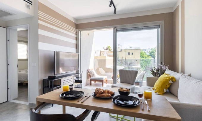 Florentin Appartement | Chic Urban Getaway with Balcony & Mamad by Sea N' Rent