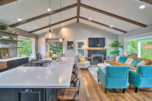Lincoln Maison | Chic Vancouver Cottage 1 Mile to Main Street