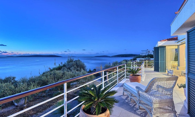 Milna Villa | CHIC Vis - Villa Tempera - BEACHFRONT , WiFi Boat Mooring , 1200 m2 Olive garden