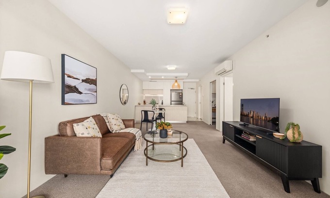 West End Appartement | Chic West End Stay with Gym & Pool Access