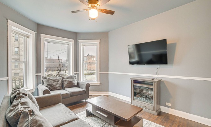 Greater Grand Crossing Appartement | Chicago Apt 3 Mi to Lake Michigan!