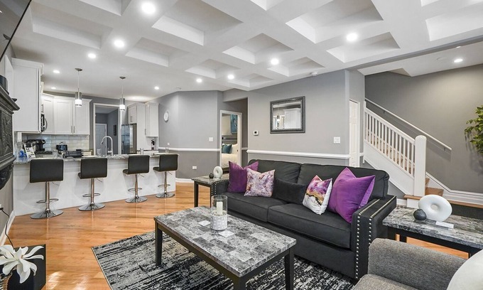 Forestview Maison | Chicago FHS Rental - Vernon Ave