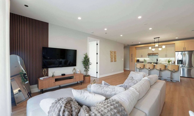 Tri-Taylor Appartement | Chicago Modern Condo 2BR2BA, Balcony, Free Park
