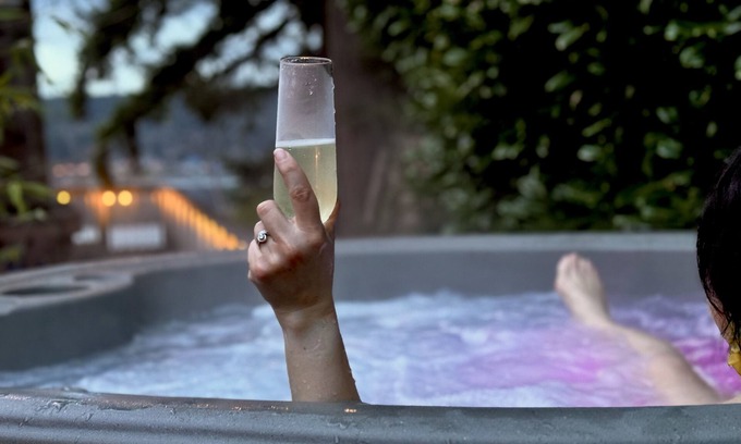 Erlands Point-Kitsap Lake Appartement | Chico Bay Inn: Luxury King Garden Suite with Beach Access, Kayaks, & Hot Tub