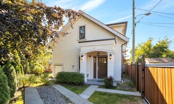 Oakridge Maison | ChicVilla New 3 bedrooms 2 baths private yard 8 min walk to Langara Canadaline