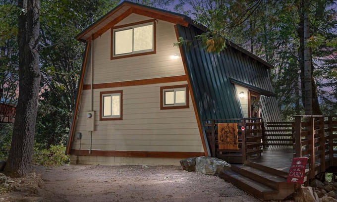 Fish Camp Cabine | Chief Peak cabin near Yosemite with deck, nature views & full kitchen