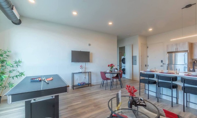 East Orange Appartement | Chill & Book Now! 2BR Apt w/Parking + Sleeps 12