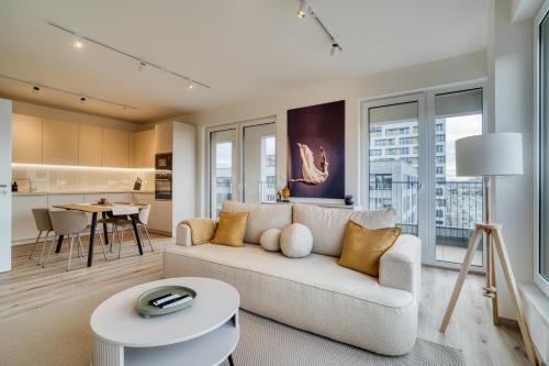 Hloubetin Appartement | Chloé's Beige Apartment with big balcony, O2 arena