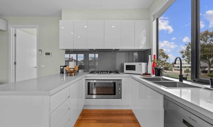 Maidstone Appartement | Churchill Delux, Elegant Town House, complimentary wine and chocolates