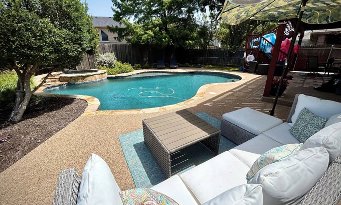 Southeast Arlington Maison | Ciao Bella! KING/Queen Beds, Pool/Spa-Spacious 2 story home centrally located!