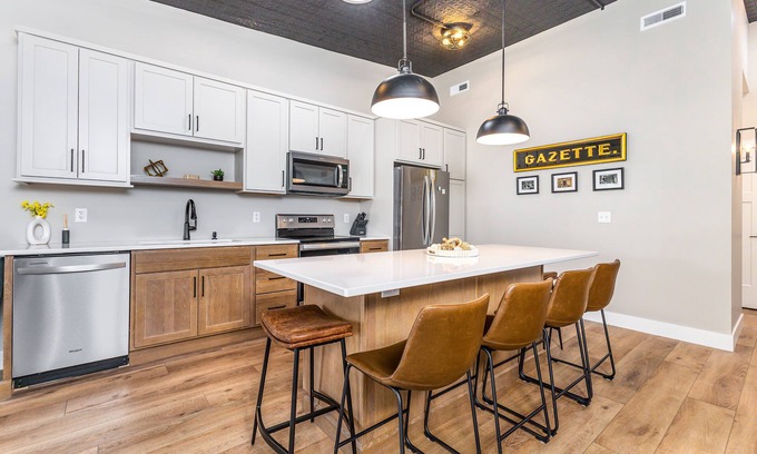 Galena Appartement | Pure Bliss @ Gazette Suites on Commerce St! Steps 2 Main St! Parking Spot!