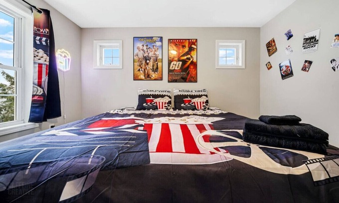 Old Orchard Beach Appartement | Cinematic Retreat: Family Hideaway with | King Bed