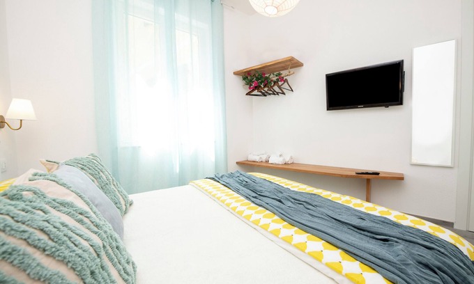 Moneglia Appartement | CINQUE TERRE APARTMENT PVT BATH & KITCHNETTE aMoneglia| 2min walk to the beach
