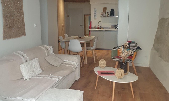 Carcassonne Appartement | CITE de CARCASSONNE Gîte Les 3 Tours , 99 rue Trivalle