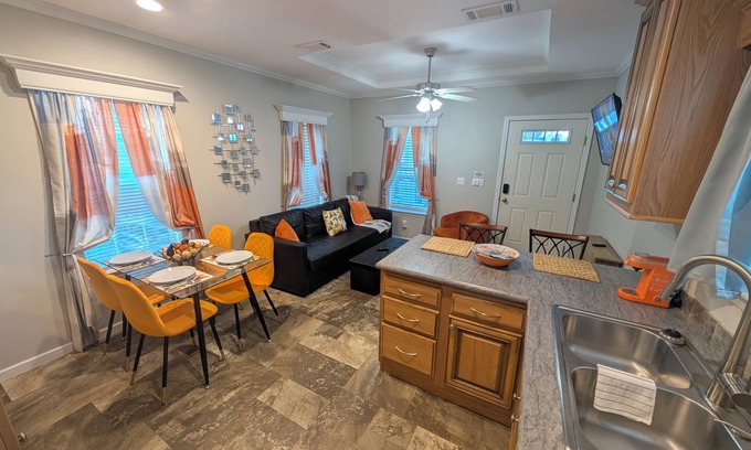 Deltona Lakes Cabine | Citrus Lodge. 70" TV.Full kitchen, Private Patio, Quiet area, 2 Car Free Parking