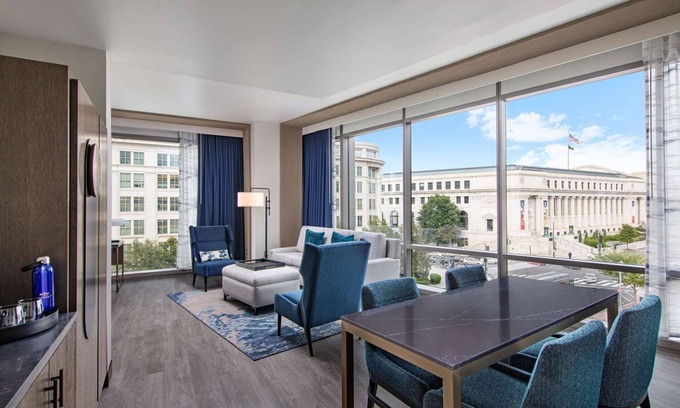 North Capitol Street Hôtel | City Adventure! Comfortable and Spacious Suite with View, Pets are Allowed!