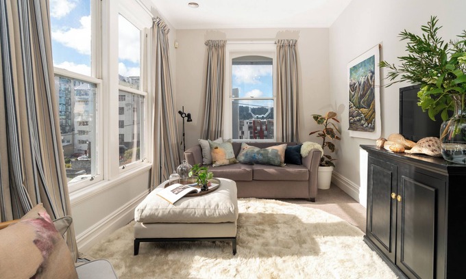 Te Aro Maison | City-Center Gem: Historic House with Modern Comfort!