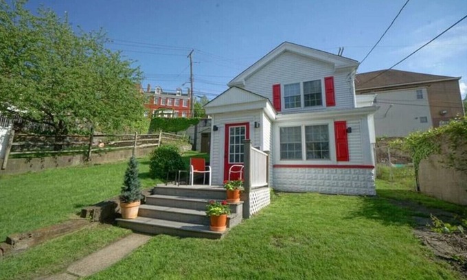 Pittsburgh Maison | City Cottage with Yard Sleeps 8