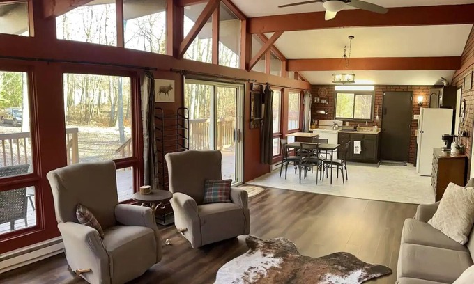 Jim Thorpe Chalet De Ski | City Escape: Cozy 2 bedroom Chalet in Jim Thorpe