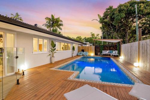 Manunda Maison | City Haven A Slice of Paradise 4BR Pool and Dog Friendly