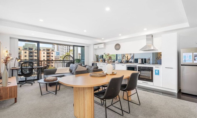 East Perth Appartement | City Life: 2BR Apt with Pool, Gym, Sauna & Car Bay