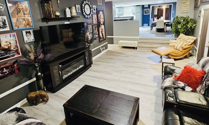 South Hills Maison | City Living—sleeps 12 15-20 mins from Acrisure Stadium, PNC Park, Mt Washington