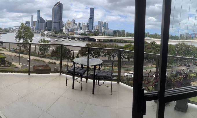 South Brisbane Appartement | City pad suit professional working couple, medical/nursing as opp mater Hosp