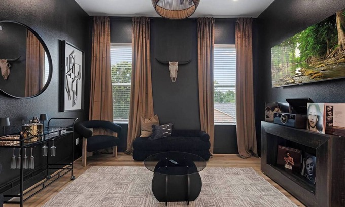Northside Maison | City Stay Couples, Creators, and Cozy Hub in HTX