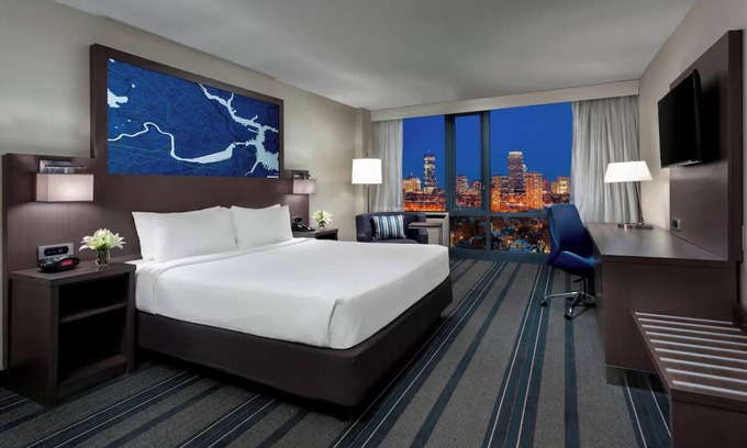 Cambridgeport Hôtel | City View King Room at Courtyard Boston Cambridge - Minutes to Downtown Boston