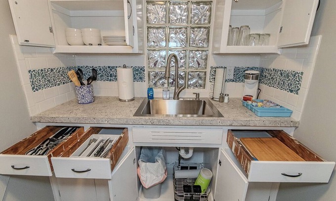 Fairport Harbor Appartement | Charming 2-bedroom apartment in serene Fairport Harbor