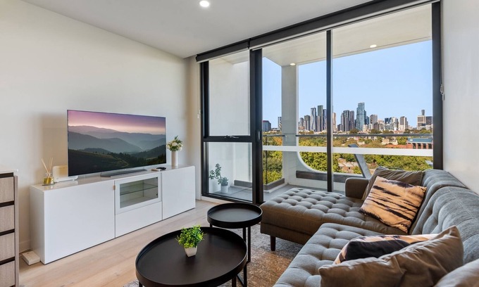 North Melbourne Appartement | City Views & Inner-North Cool at Your Door