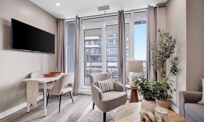 Kitchener Copropriété | City Views & Private Balcony | Gym, Pool & More!